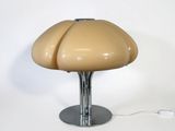 une lampe de table posée sur une table