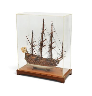 une petite maquette de bateau dans une vitrine
