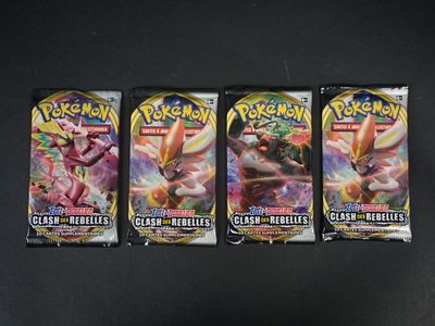 trois paquets de cartes à collectionner Pokémon posés sur une table