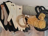 une boîte transparente remplie d'une multitude de sacs à main et d'accessoires