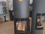 deux poêles à bois exposés dans un magasin