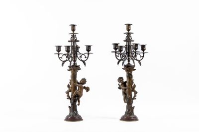 paire de bougeoirs anciens en bronze ornés de chérubins et de chérubins