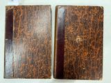 deux vieux livres posés sur une table l'un à côté de l'autre
