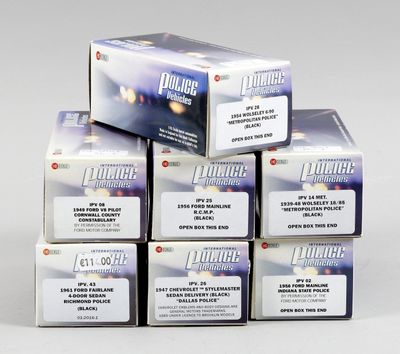quatre paquets de cigarettes empilés les uns sur les autres sur une table