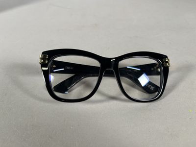 un gros plan sur une paire de lunettes posée sur une table