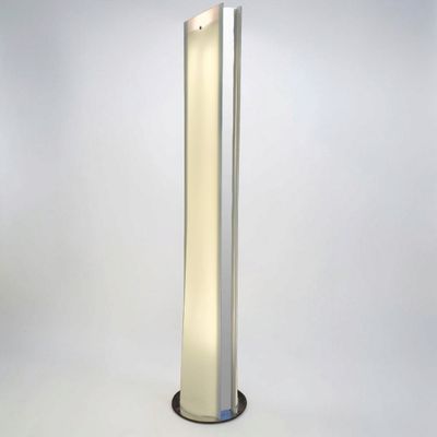 une image représentant une grande lampe posée sur une table