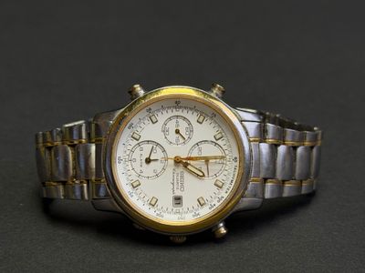 gros plan d'une montre sur une surface noire