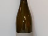 une bouteille de vin posée sur une table