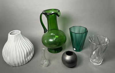 many different vases and vases sitting on a table