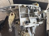 un petit moteur posé sur un chariot