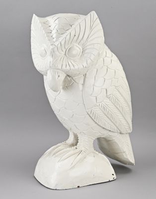 figurine de chouette blanche posée sur un socle blanc