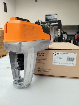 une agrafeuse à main orange et noire posée sur une table