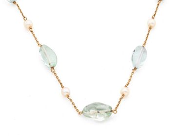 gros plan d'un collier sur fond blanc