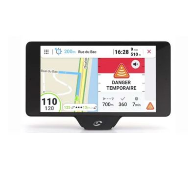 un gros plan d'un appareil GPS posé sur une surface blanche