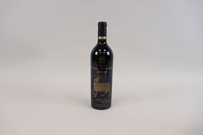 la bouteille de vin est posée sur une surface blanche