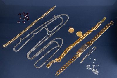 de nombreux bijoux en or et en argent sur un fond bleu