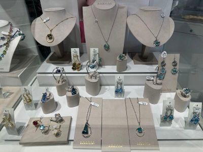 de nombreux colliers et bracelets exposés dans une vitrine