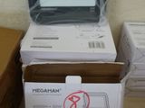 plusieurs cartons contenant du matériel électronique posés sur une table en bois