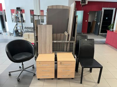 deux chaises et une table au milieu d'une pièce