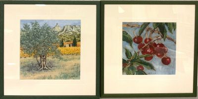 deux photos encadrées représentant des cerises, accrochées au mur