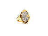 gros plan d'une bague en or avec des diamants sur fond blanc