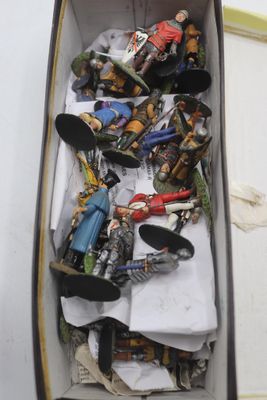 une boîte remplie de petites voitures de toutes sortes