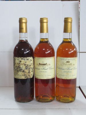 trois bouteilles de vin posées les unes à côté des autres sur un comptoir