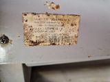 une étiquette sale sur le côté d'un four à micro-ondes