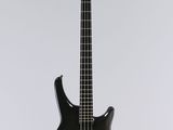 un gros plan d'une guitare basse noire sur fond blanc