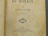 un livre ouvert avec l'image d'un chat assis dessus