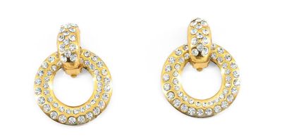 une paire de boucles d'oreilles en or et diamants sur fond blanc