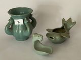 deux vases posés l'un à côté de l'autre sur une table