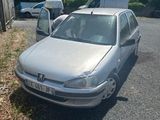 une voiture argentée garée sur le bord de la route