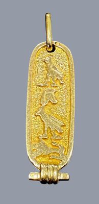 PENDENTIF en or jaune 750 mil. à décor de hiéroglyphes sur fond granit - Photo 1