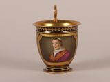 une image représentant une tasse miniature ornée du portrait d'une femme