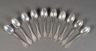 six cuillères en argent sont disposées en cercle sur une surface grise