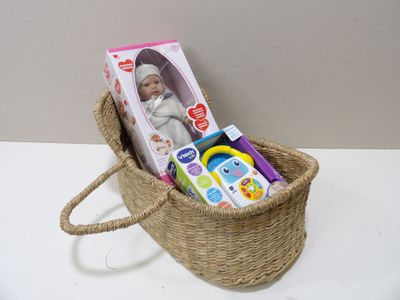 un panier rempli de jouets et d'articles pour bébé posé sur une table