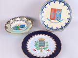 trois assiettes ornées d'un blason