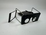une image représentant une paire de lunettes posée sur une table