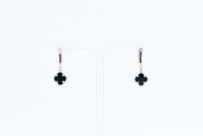 Boucles d'oreilles en forme de fleur en onyx noir sur fond blanc
