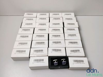 de nombreux paquets de cigarettes posés sur une table