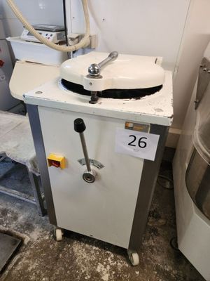une machine qui se trouve dans le coin d'une pièce
