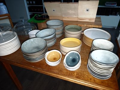 plusieurs assiettes et bols posés sur une table en bois