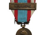 gros plan d'une médaille sur fond blanc