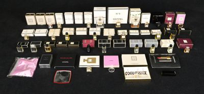 de nombreux parfums de toutes sortes posés sur une table noire
