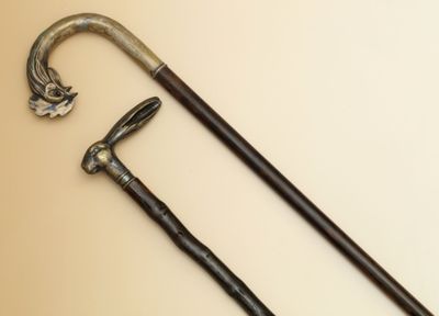 2 CANNES de marche en bois - L'une avec pommeau de forme cor… - Photo 1