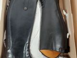 une boîte contenant une paire de bottes noires