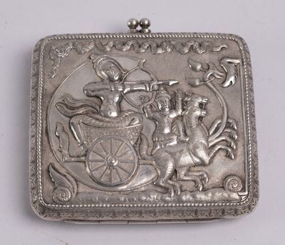 une boîte ancienne en argent sur laquelle figure l'image d'un homme dans une calèche tirée par un cheval