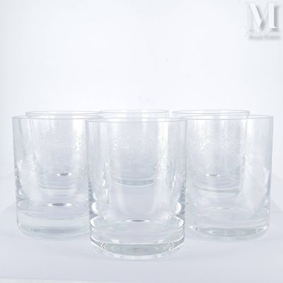 quatre verres sont alignés sur une surface blanche