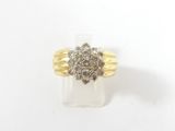 une image d'une bague en or et en diamant sur une surface blanche